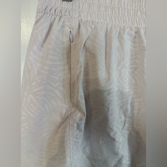 NWOT Athleta Women’s White Gray Printed Lined Hustle 3” Shorts - Size 1X - Picture 2 of 8